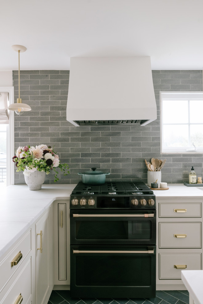 Foto på ett litet vintage vit kök, med en rustik diskho, luckor med profilerade fronter, grå skåp, bänkskiva i kvarts, grönt stänkskydd, stänkskydd i keramik, svarta vitvaror, klinkergolv i porslin, en halv köksö och grått golv
