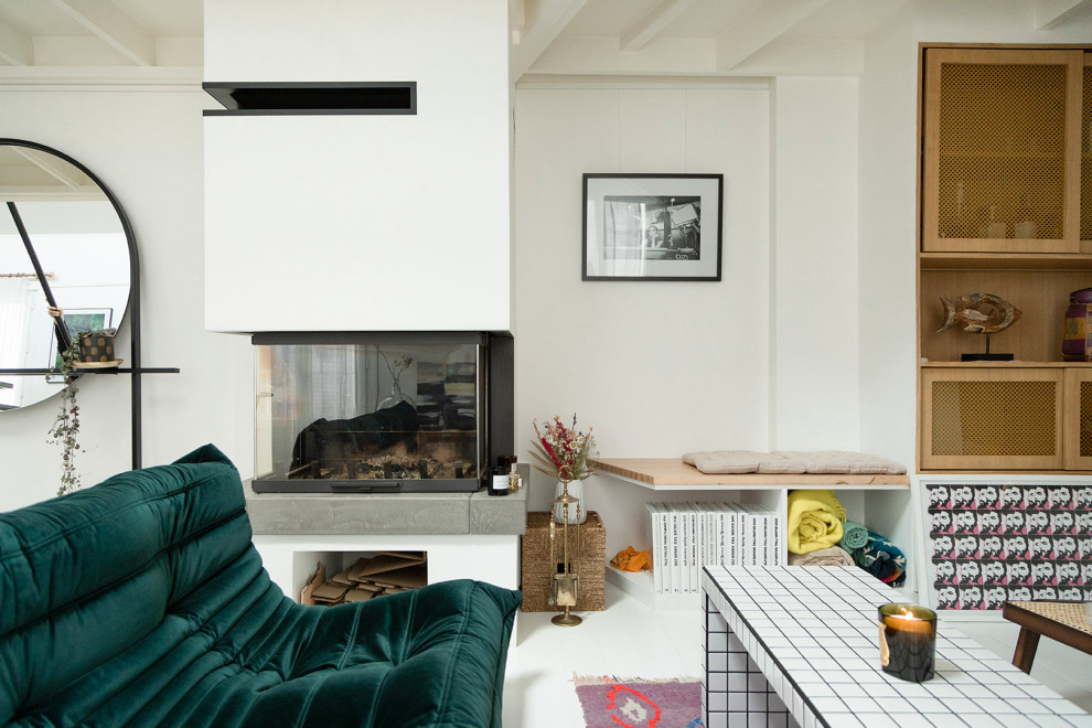 パリにあるお手頃価格の小さなおしゃれなLDK (白い壁、塗装フローリング、標準型暖炉、レンガの暖炉まわり、壁掛け型テレビ、白い床、板張り天井) の写真