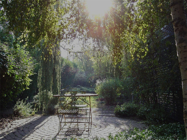 Design ideas for a traditional garden in Paris.