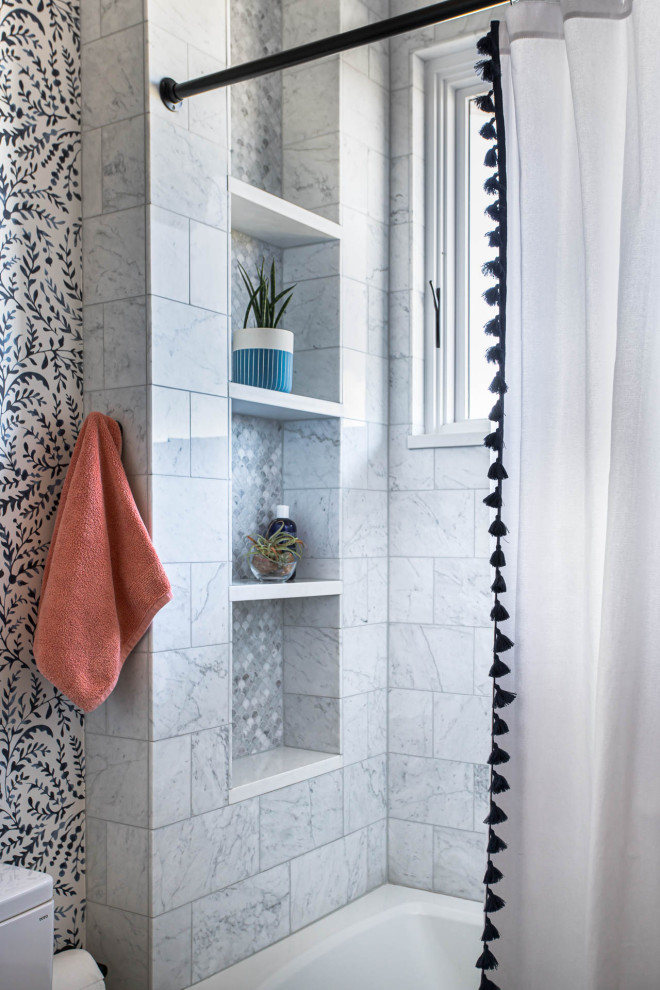 На фото: ванная комната среднего размера в стиле неоклассика (современная классика) с фасадами в стиле шейкер, синими фасадами, ванной в нише, душем в нише, белой плиткой, каменной плиткой, разноцветными стенами, мраморным полом, врезной раковиной, столешницей из искусственного кварца, белым полом, шторкой для ванной, белой столешницей, нишей, тумбой под одну раковину, встроенной тумбой, любым потолком и обоями на стенах