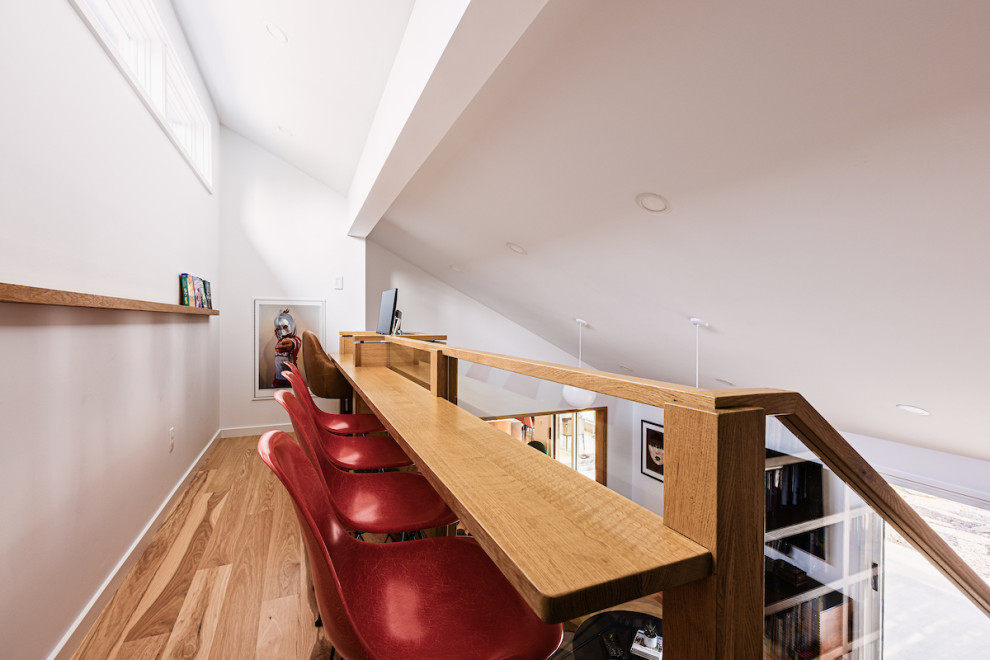 Imagen de despacho abovedado vintage pequeño con paredes blancas, suelo de madera en tonos medios, escritorio empotrado y suelo beige