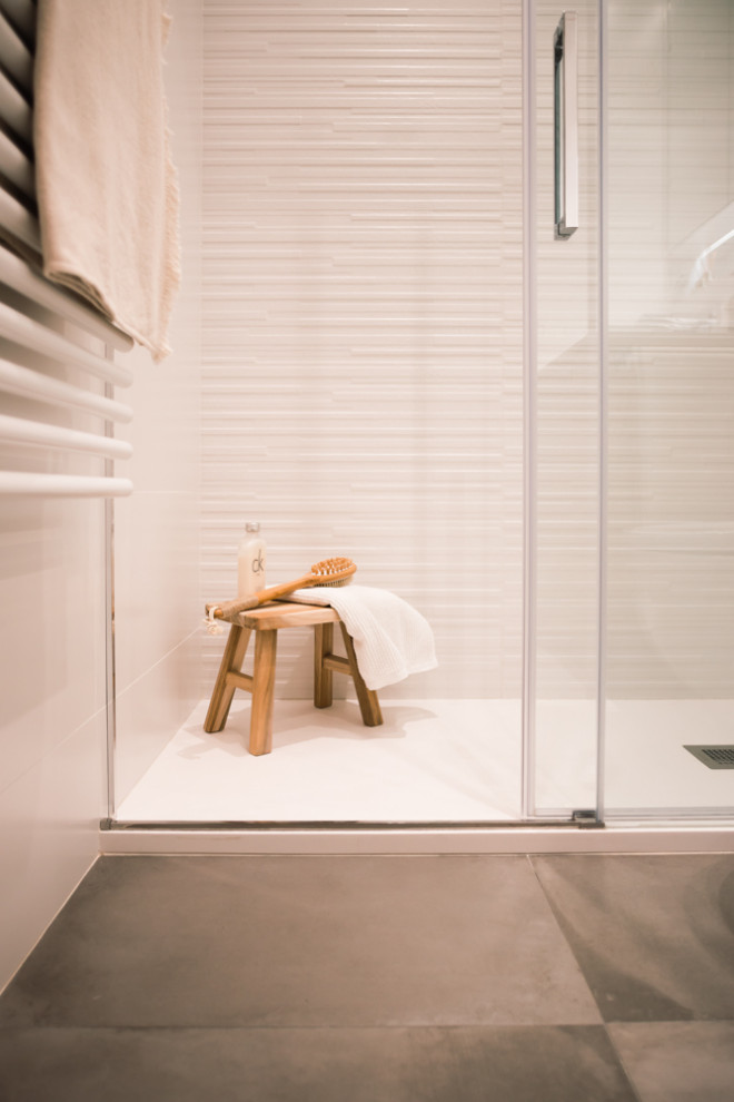 Inspiration för små moderna vitt badrum med dusch, med möbel-liknande, bruna skåp, våtrum, en toalettstol med hel cisternkåpa, beige kakel, keramikplattor, klinkergolv i porslin, bänkskiva i kvarts, brunt golv och dusch med skjutdörr