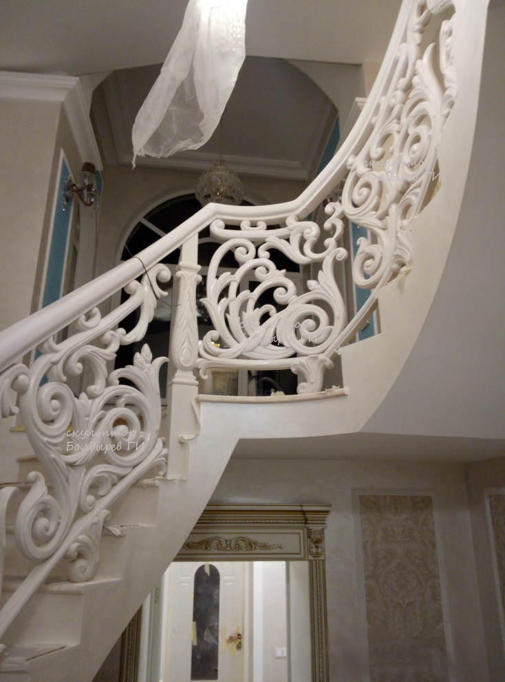 Inspiration for a mid-sized traditional marble curved staircase in Moscow with marble risers and mixed railing.