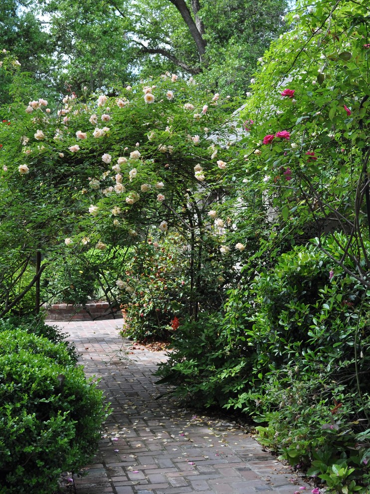 Photo of a country garden in New Orleans.