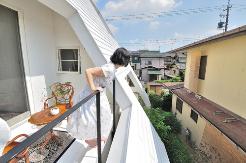 fachada de casa japonesa en diariodesign