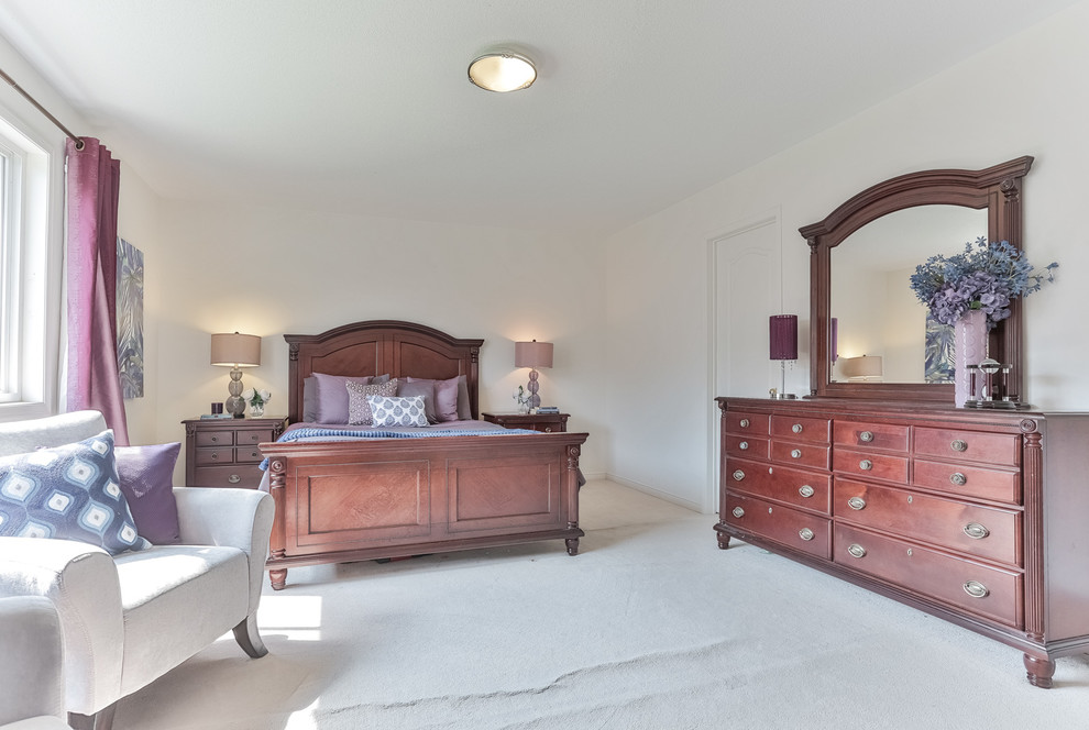 Example of a transitional home design design in Toronto