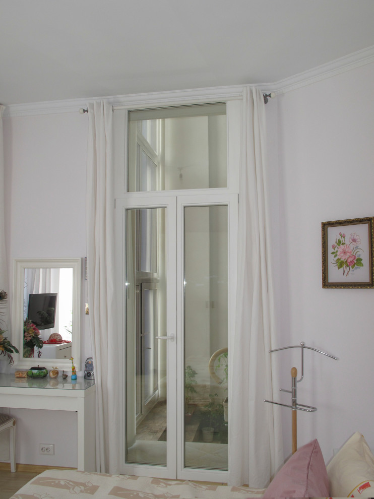 Межкомнатные двери и окно из сосны с шипом и пластиковое окно на лестнице в квар