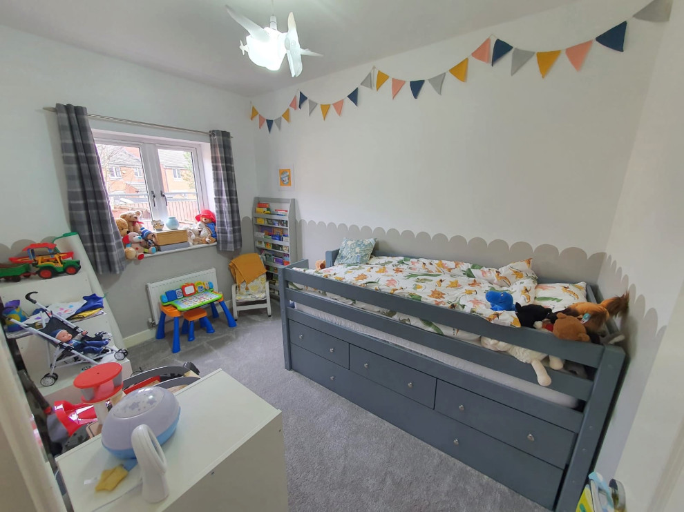 Diseño de habitación de bebé niño minimalista pequeña con paredes blancas, moqueta y suelo gris