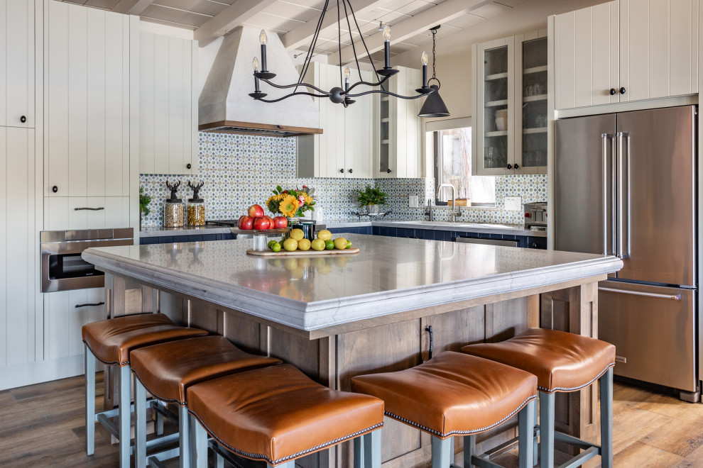 Example of a kitchen design in Sacramento