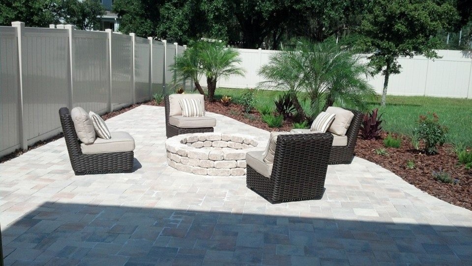 Inspiration for a mid-sized contemporary patio in Tampa.