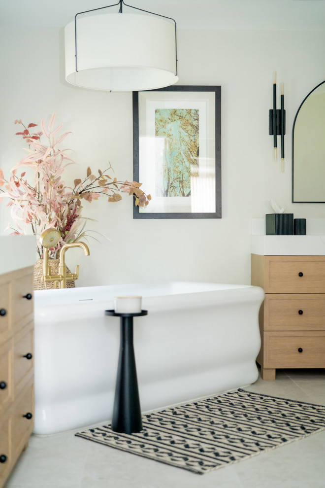 Example of a transitional bathroom design in Miami