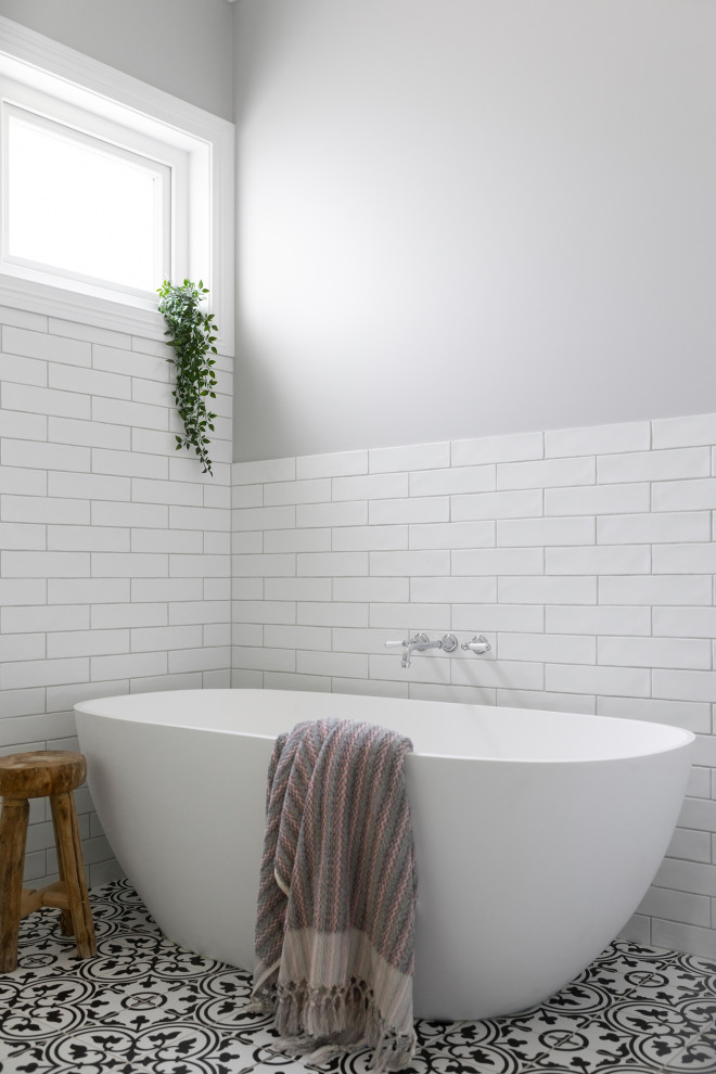 Idéer för ett klassiskt vit badrum, med ett fristående badkar, en öppen dusch, en toalettstol med hel cisternkåpa, vit kakel, tunnelbanekakel, grå väggar, klinkergolv i porslin, ett fristående handfat, bänkskiva i kvarts och med dusch som är öppen