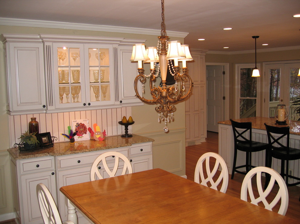 Transitional kitchen photo in Atlanta