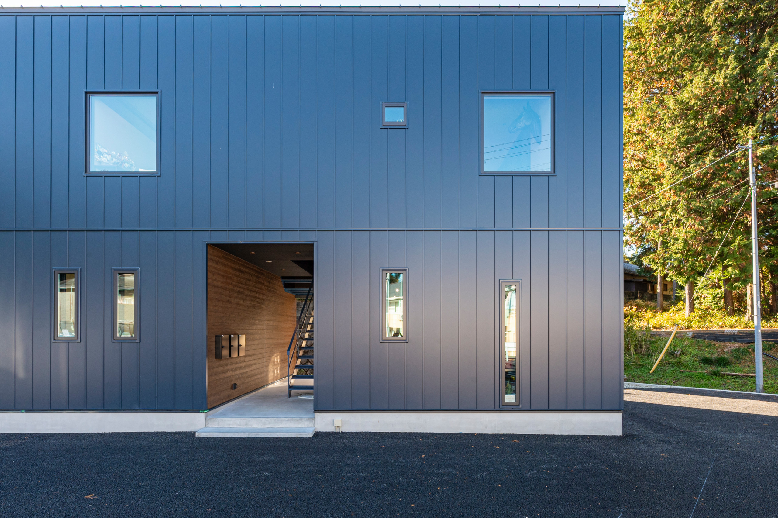 重厚感ある馬具屋