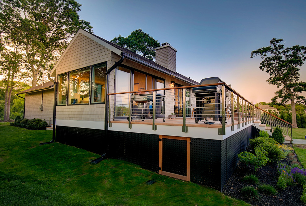Diseño de fachada de casa beige y marrón minimalista de tamaño medio de una planta con revestimiento de madera, tejado a dos aguas, tejado de teja de madera y teja