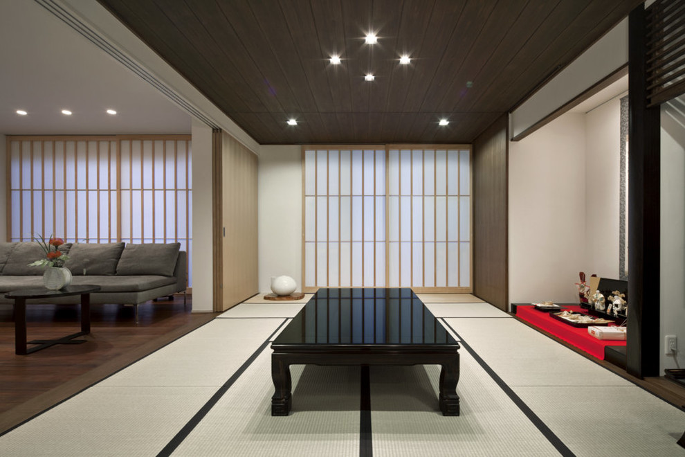 Asian family room in Fukuoka with tatami floors.