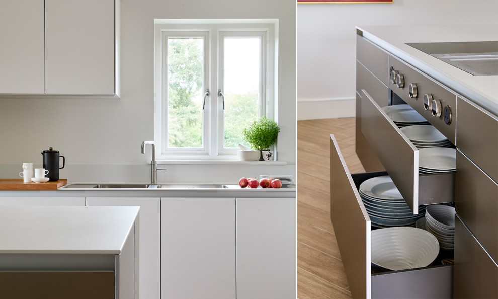Immagine di una cucina design di medie dimensioni con lavello integrato, ante lisce, top in laminato, elettrodomestici neri, pavimento in gres porcellanato e pavimento marrone