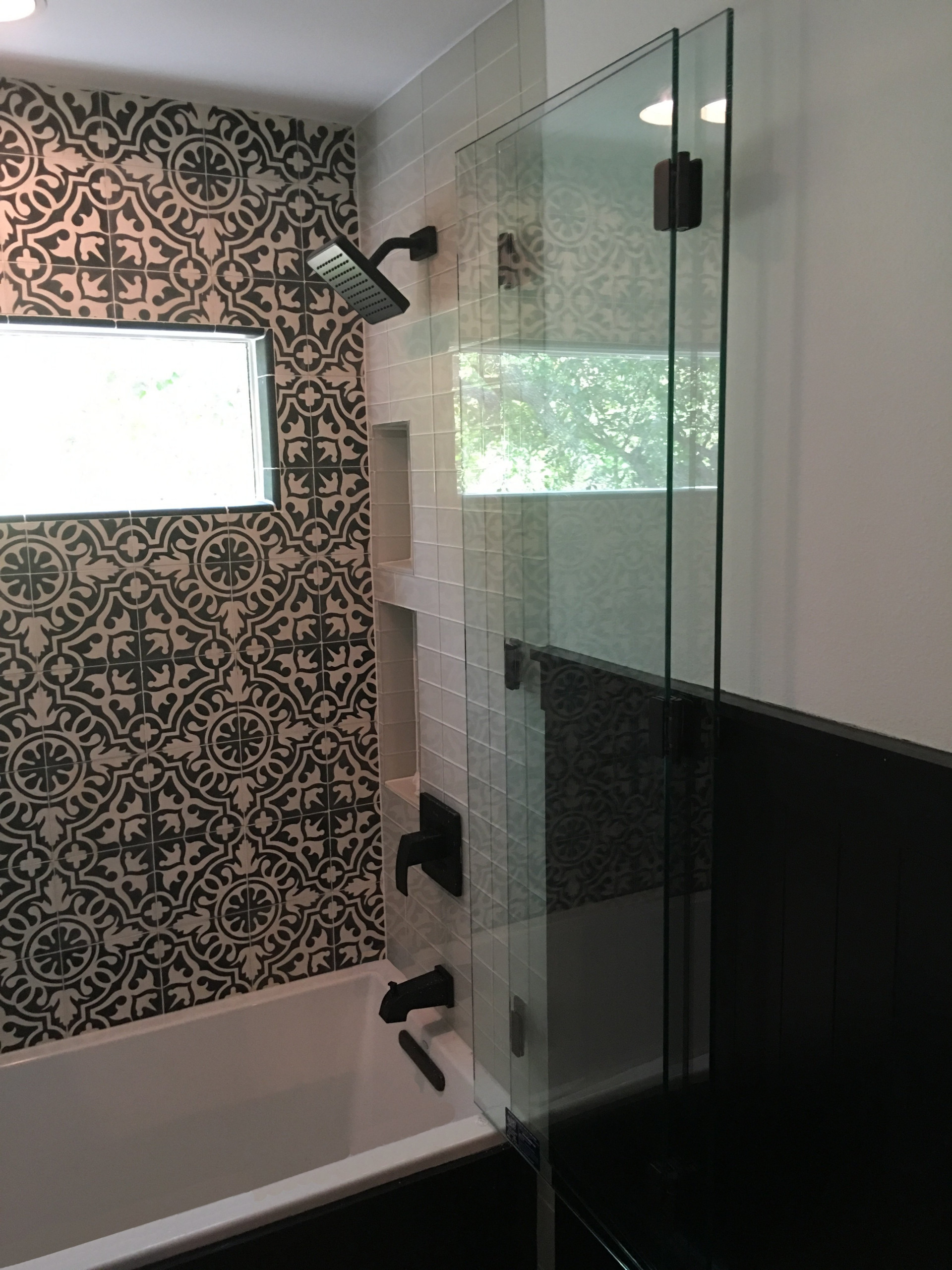 BI-FOLD FRAMELESS TUB