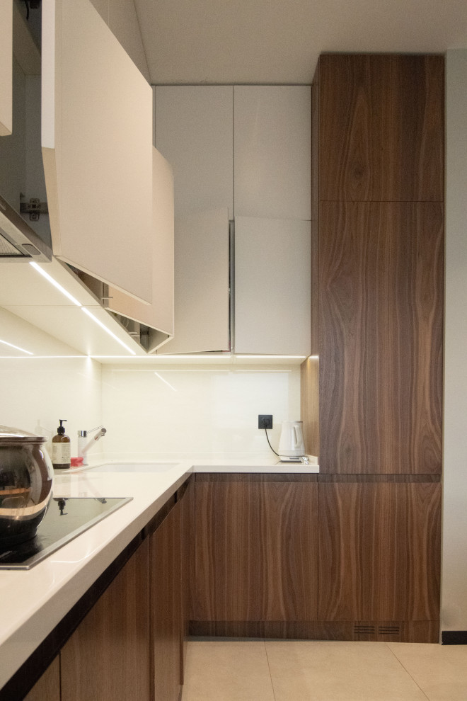 Кухня в стиле минимализм с фасадами под "темное дерево"