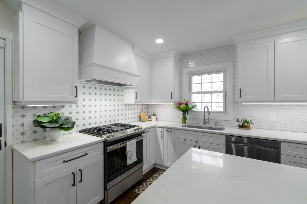Home design - transitional home design idea in Atlanta