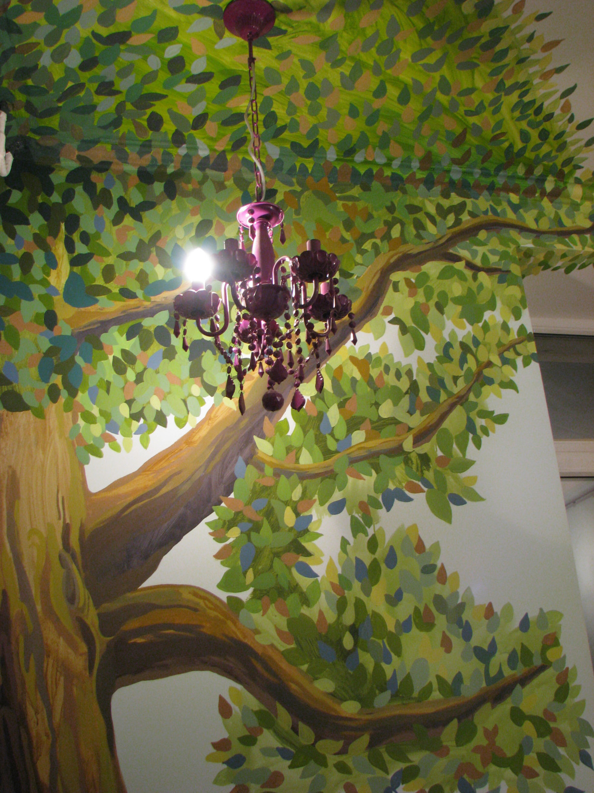 Роспись в детской. Дерево.