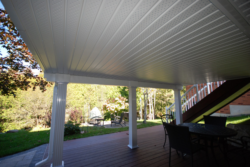 Example of a mid-sized minimalist backyard deck design