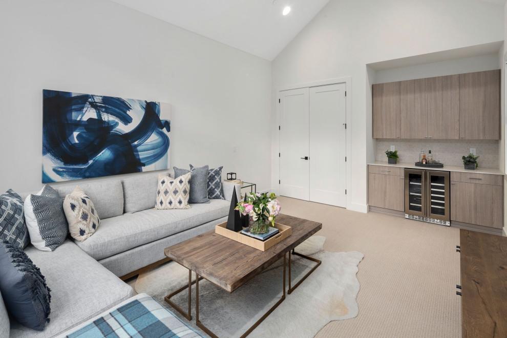 Mittelgroßes, Abgetrenntes Wohnzimmer mit weißer Wandfarbe, Teppichboden, TV-Wand, weißem Boden und gewölbter Decke in Seattle