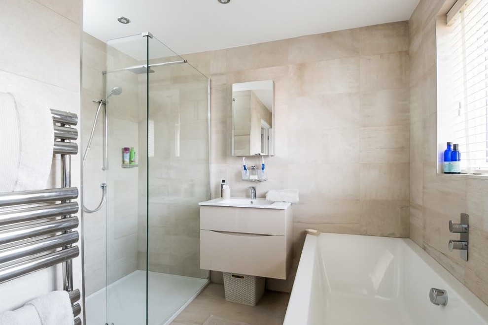 This is an example of a modern bathroom in Oxfordshire.