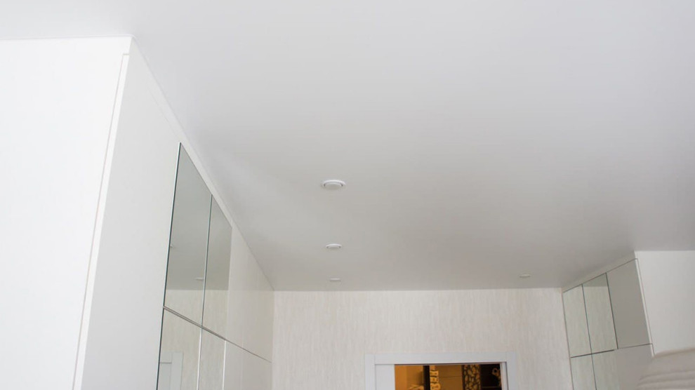 Матовый потолок в гостинной