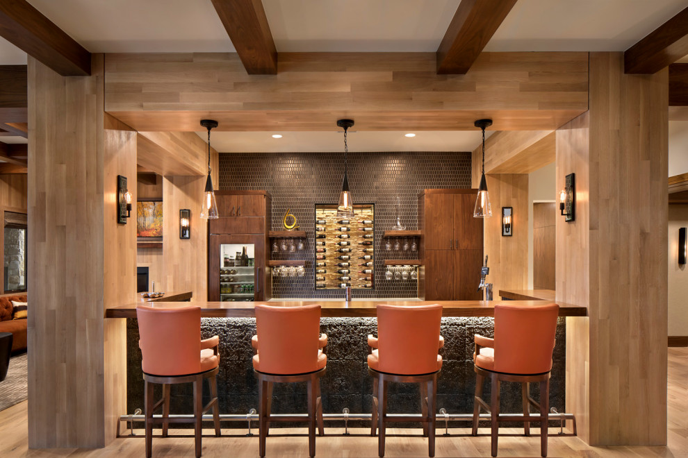 Esempio di un bancone bar design di medie dimensioni con lavello sottopiano e pavimento in legno massello medio