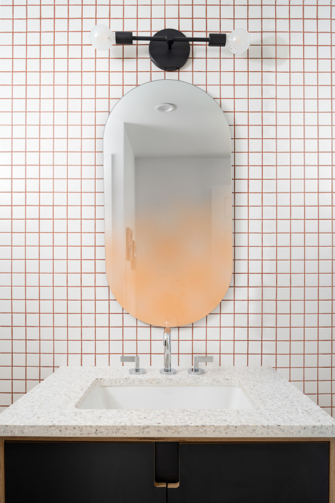 Foto di una piccola stanza da bagno minimalista con ante lisce, ante grigie, piastrelle bianche, piastrelle in ceramica, lavabo sottopiano, top alla veneziana, top bianco, un lavabo e mobile bagno incassato