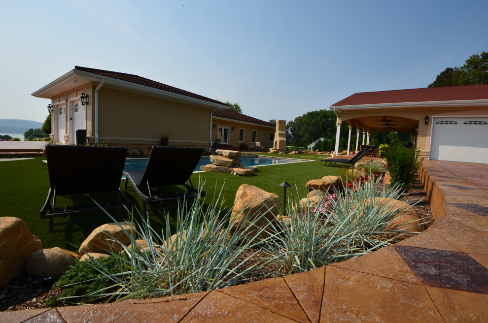 На фото: прямоугольный бассейн среднего размера на заднем дворе в средиземноморском стиле с покрытием из каменной брусчатки