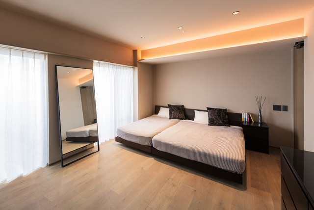 K HOUSE moderno-camera-da-letto