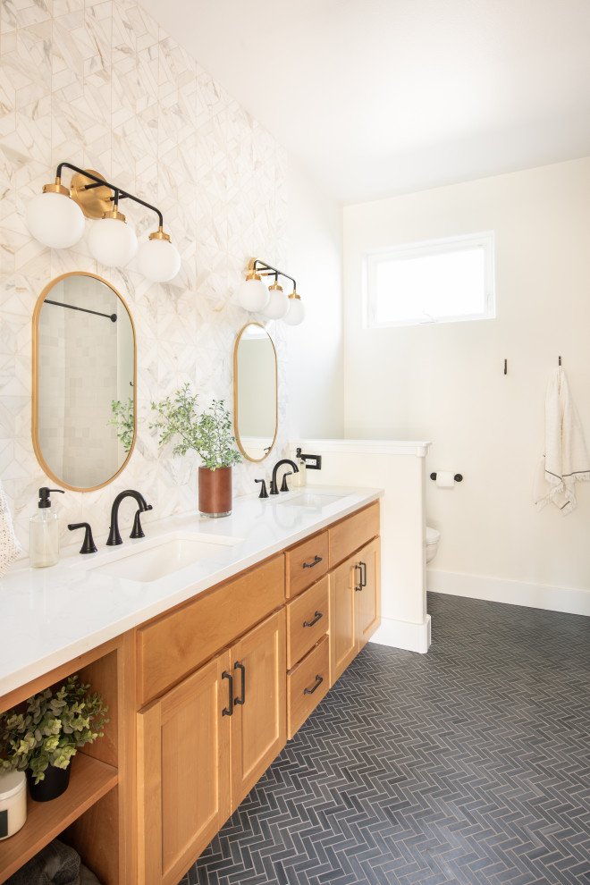 Foto di una stanza da bagno moderna con WC monopezzo, pareti bianche, ante in stile shaker, ante in legno scuro, pavimento con piastrelle a mosaico, pavimento grigio, top bianco e due lavabi