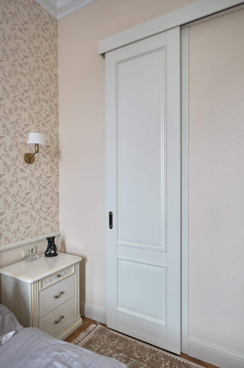 Высокие двери в классическом интерьере