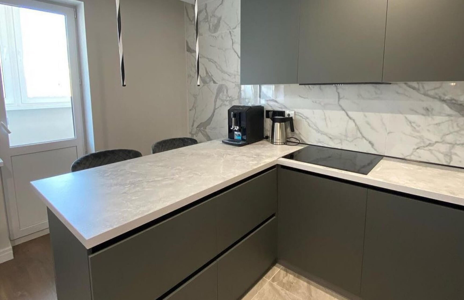 Кухня с островом-барной стойкой