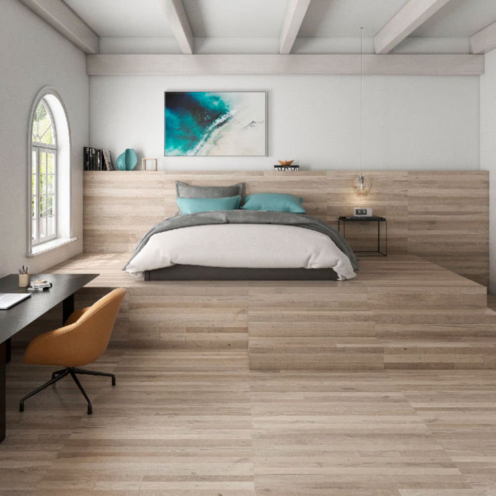 Foto de dormitorio grande con paredes beige, suelo de baldosas de porcelana y suelo beige