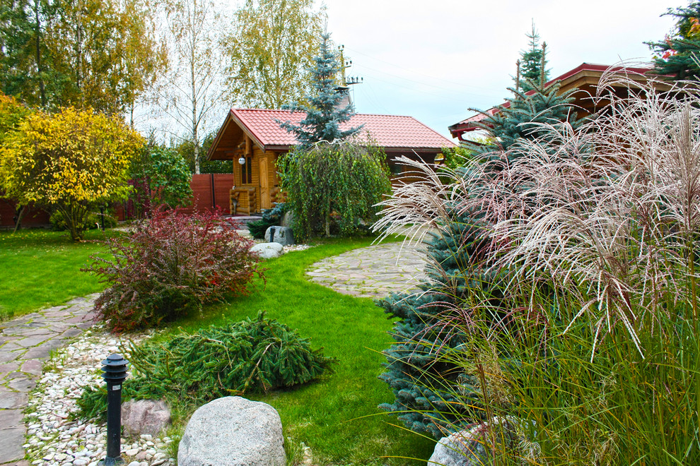 Mid-sized country courtyard full sun xeriscape in Moscow with a garden path and natural stone pavers for fall.
