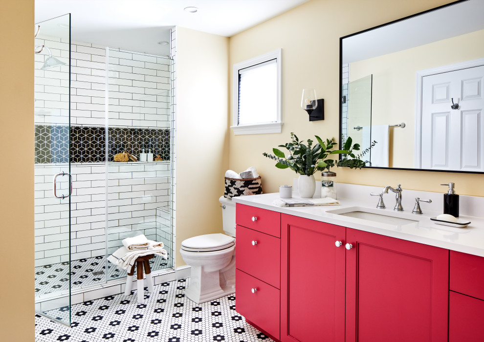 Пример оригинального дизайна: главная ванная комната среднего размера в стиле неоклассика (современная классика) с фасадами в стиле шейкер, красными фасадами, душем в нише, раздельным унитазом, черно-белой плиткой, керамической плиткой, желтыми стенами, полом из керамической плитки, врезной раковиной, столешницей из искусственного кварца, белым полом, душем с распашными дверями, белой столешницей, сиденьем для душа, встроенной тумбой и тумбой под одну раковину