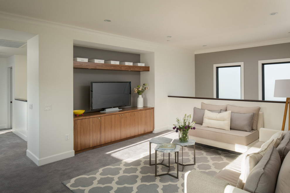 Modelo de sala de juegos en casa abierta actual de tamaño medio con paredes grises, moqueta, televisor independiente y suelo gris