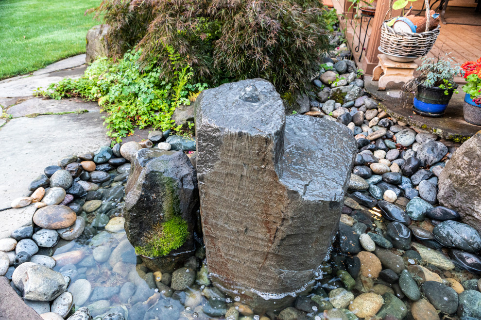 Idee per un giardino vittoriano dietro casa con pavimentazioni in pietra naturale
