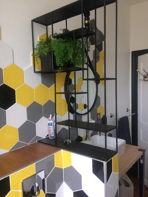 Inspiration pour une salle de bain principale vintage de taille moyenne avec une baignoire sur pieds, un combiné douche/baignoire, un WC suspendu, un carrelage jaune, des carreaux de céramique, un mur jaune, un sol en bambou, une vasque et un plan de toilette en bois.
