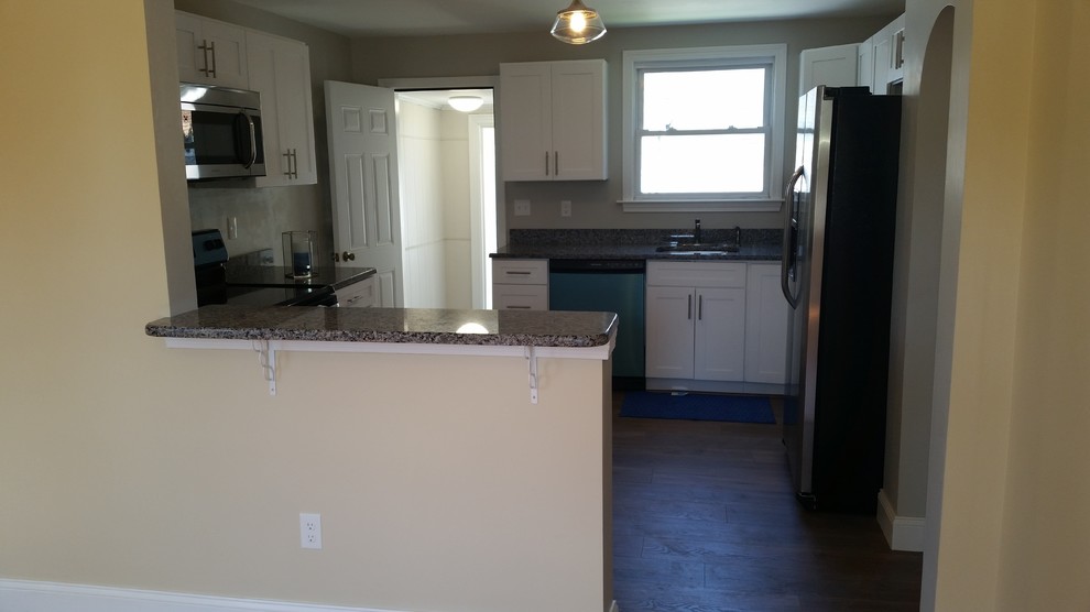 Inspiration for a mid-sized transitional l-shaped eat-in kitchen remodel with a single-bowl sink, shaker cabinets, white cabinets, granite countertops, stainless steel appliances and a peninsula