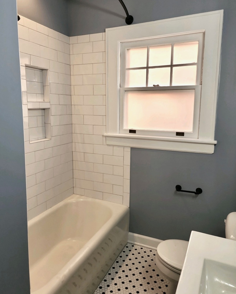 На фото: маленькая детская ванная комната в стиле неоклассика (современная классика) с накладной ванной, душем над ванной, белой плиткой, керамической плиткой, синими стенами, полом из керамической плитки, монолитной раковиной, разноцветным полом, шторкой для ванной, нишей и напольной тумбой для на участке и в саду