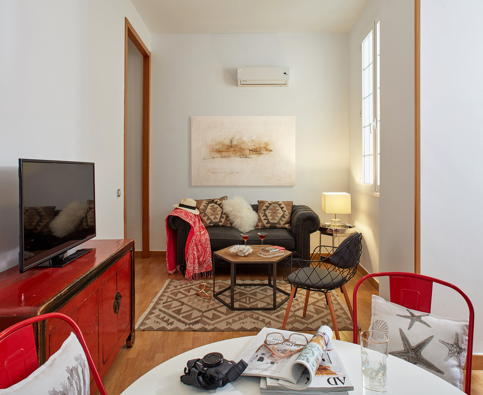 Modelo de comedor de cocina clásico renovado de tamaño medio sin chimenea con paredes blancas y suelo de madera en tonos medios