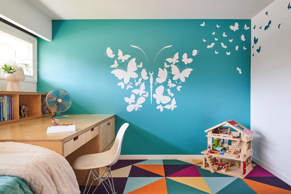 На фото: детская среднего размера в стиле ретро с спальным местом, синими стенами, ковровым покрытием и разноцветным полом для ребенка от 4 до 10 лет, девочки с