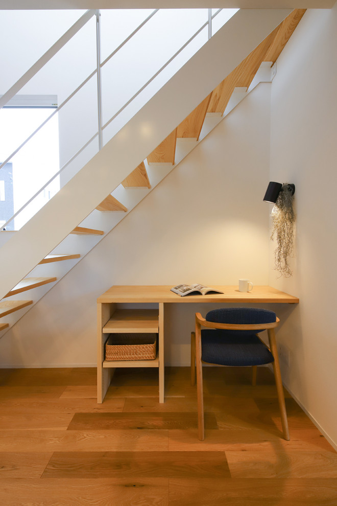 Стильный дизайн: лестница на больцах в стиле модернизм с деревянными ступенями и металлическими перилами - последний тренд