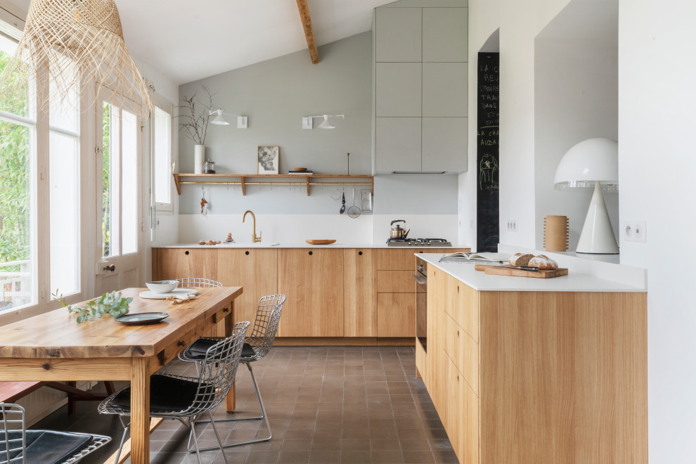 Foto på ett avskilt, mellanstort minimalistiskt vit linjärt kök, med en enkel diskho, luckor med profilerade fronter, skåp i ljust trä, vitt stänkskydd, cementgolv och brunt golv