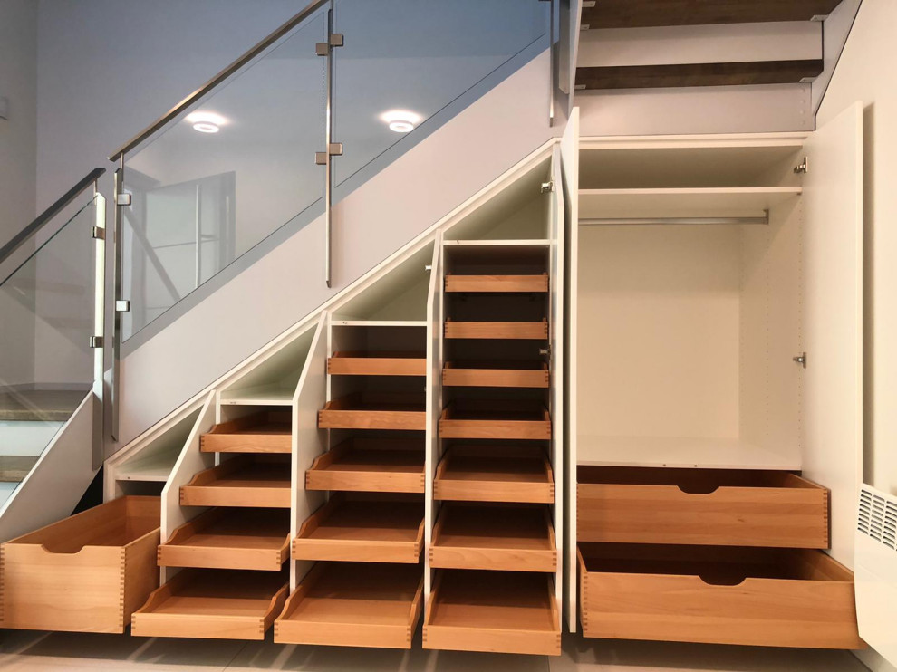 Стильный дизайн: лестница среднего размера с обоями на стенах - последний тренд