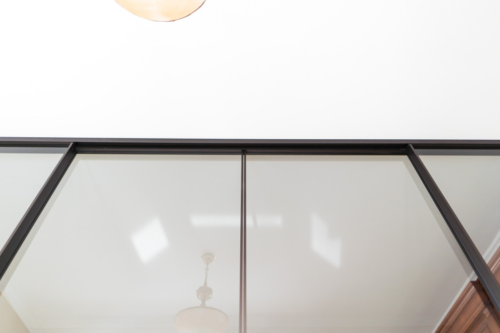 Раздвижная межкомнатная перегородка raumplus в темном тонком профиле